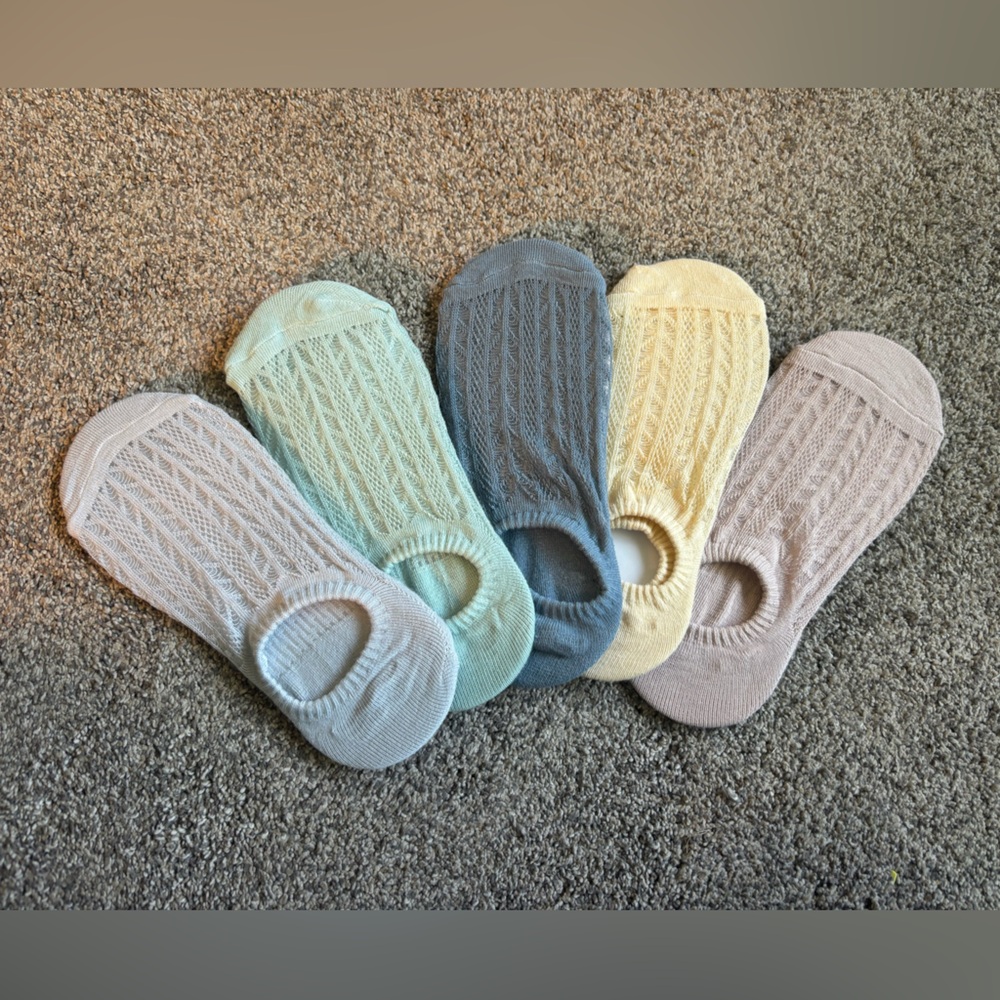 Pack of 5 OS NWOT sheer Women’s socks